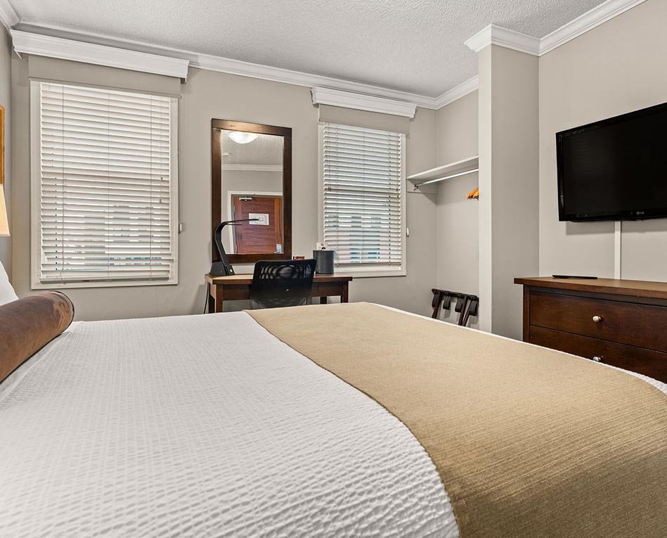 Executive 1 Queen Bed Room (4)