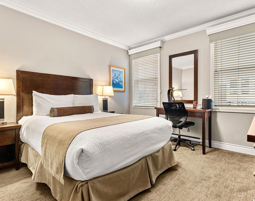 Executive 1 Queen Bed Room – 1